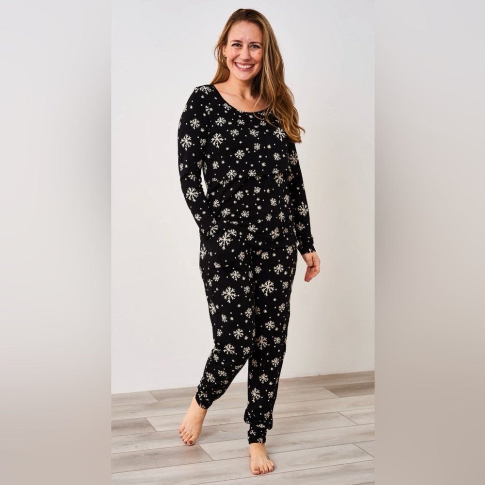 Latched Mama Nursing Friendly Black Snowflake Pajama Set 1x